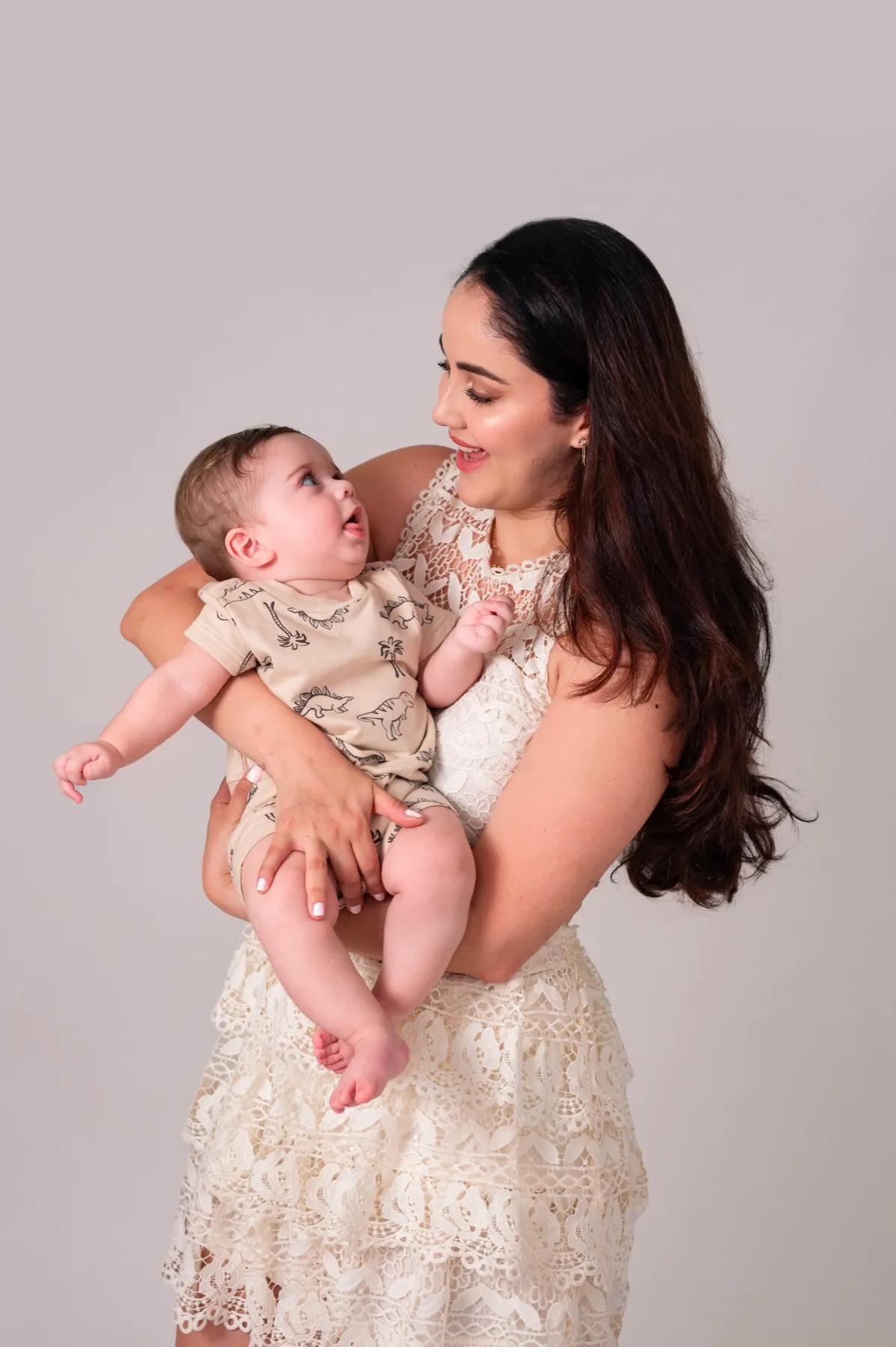 Mamá cargando a su bebé en estudio